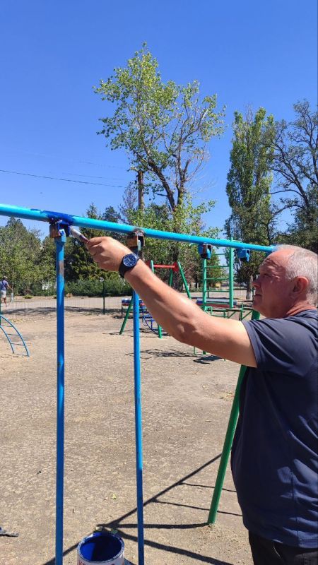 Военнослужащие и активисты первичного отделения партии «Единая Россия» взялись за благоустройство детской игровой площадки в селе Вольное