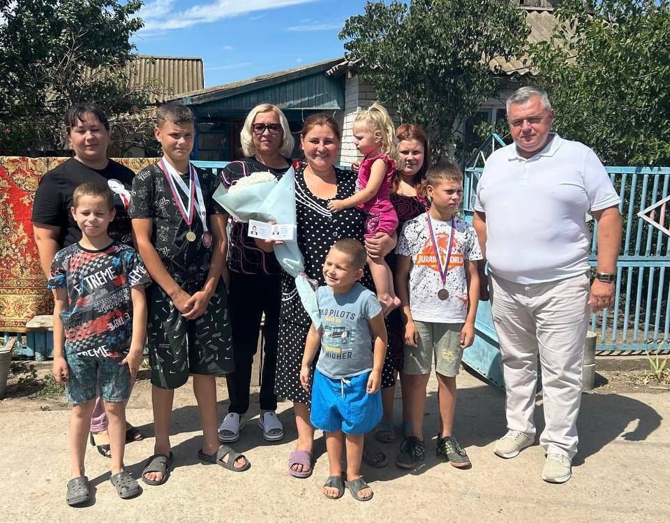 Семья из Херсонской области с 8 детьми получила удостоверение многодетной