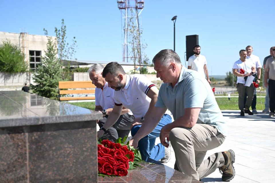 Марат Хуснуллин: В Волновахе открыли монумент «Памяти Героев-дорожников»