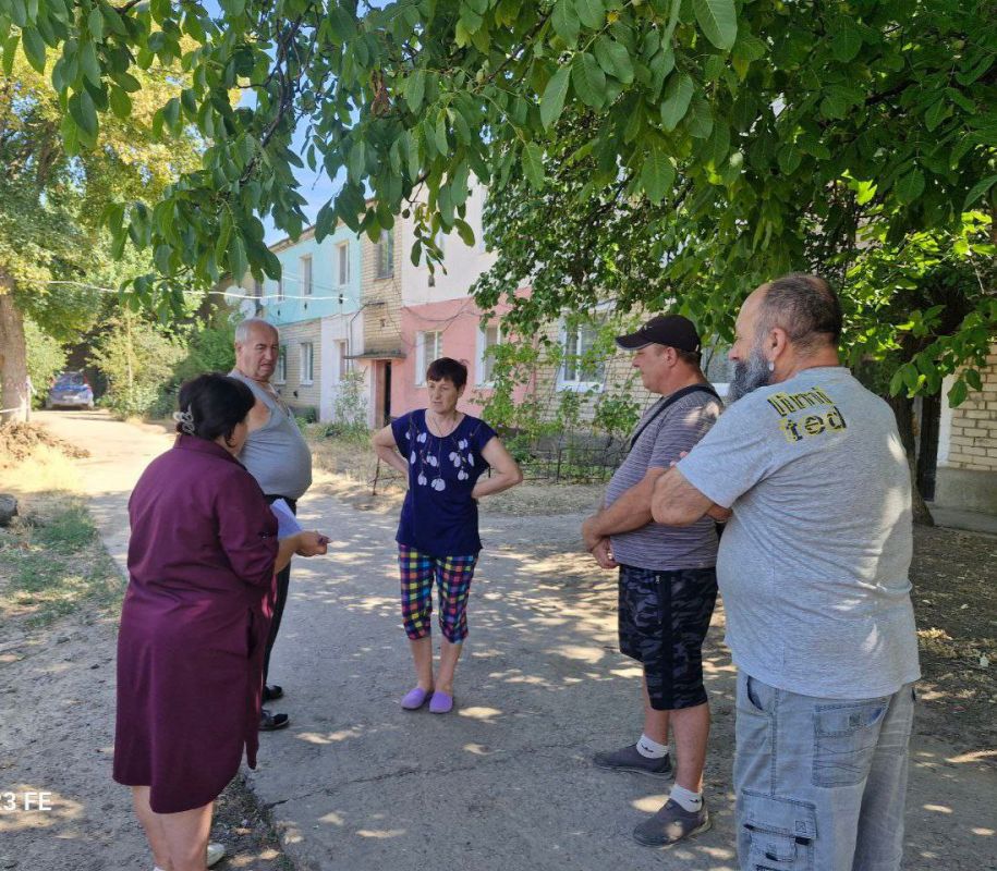 Начальник Тавричанского территориального отдела Оксана Довбня провела разъяснительные беседы с местными жителями по выполнению распоряжения губернатора о демонтаже антенн украинского телевещания «Горынычи»