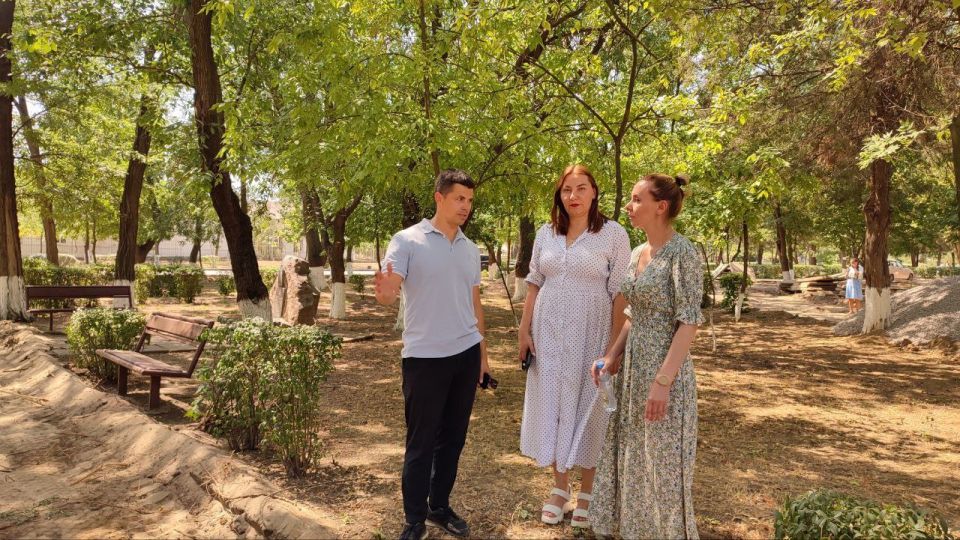 Ольга Осипенко: Совместно с главой Новотроицкого округа, секретарем местного отделения «Единой России» Евгенией Кузьменко в рамках «Народной программы» проинспектировали начало ремонтных работ в Троицком парке