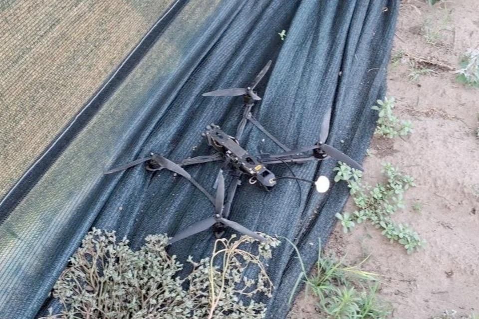 Несработавшие дрон и снаряд ВСУ нашел в поле херсонский фермер