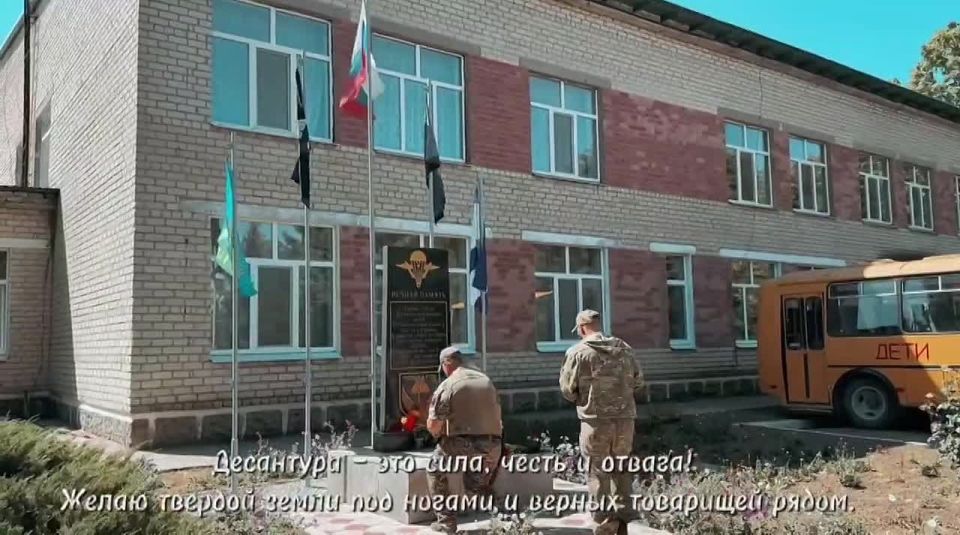 Рамиль Замалетдинов: Сегодня вместе с подразделениями десантников выполняющих боевые задачи на Херсонском направлении почтили память погибших минутой молчания и возложили цветы к подножиям мемориалов павшим при освобождении...