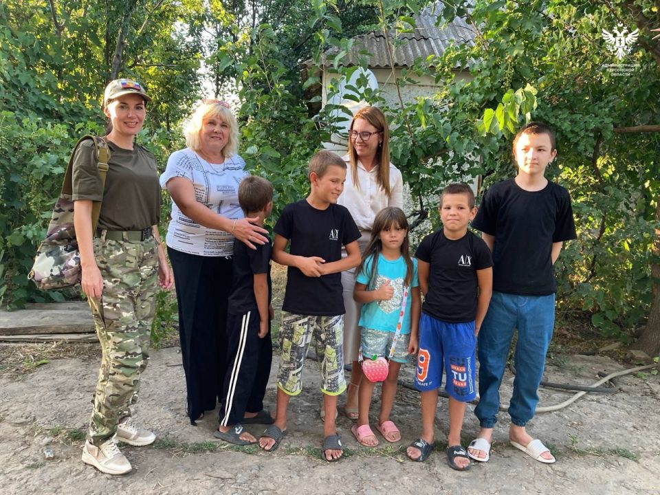 Адресная помощь многодетной семье погибшего участника СВО: группа компаний-застройщиков «Новострой» и «Синее море» помогли собрать детей в летний лагерь