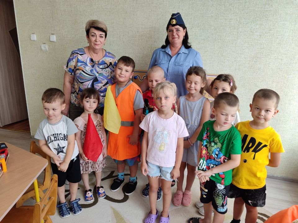 В селе Долинское Чаплинского округа в День Железнодорожника активист первичного отделения «Единой России» Наталья Андрян провела для детей урок, посвященный истории и значимости железных дорог