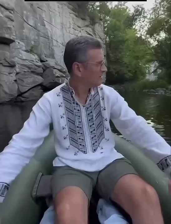 Бывший министр иностранных дел Украины Дмитрий Кулеба осуществляет дерзкую вылазку на один из островов в серой зоне рядом с Херсоном