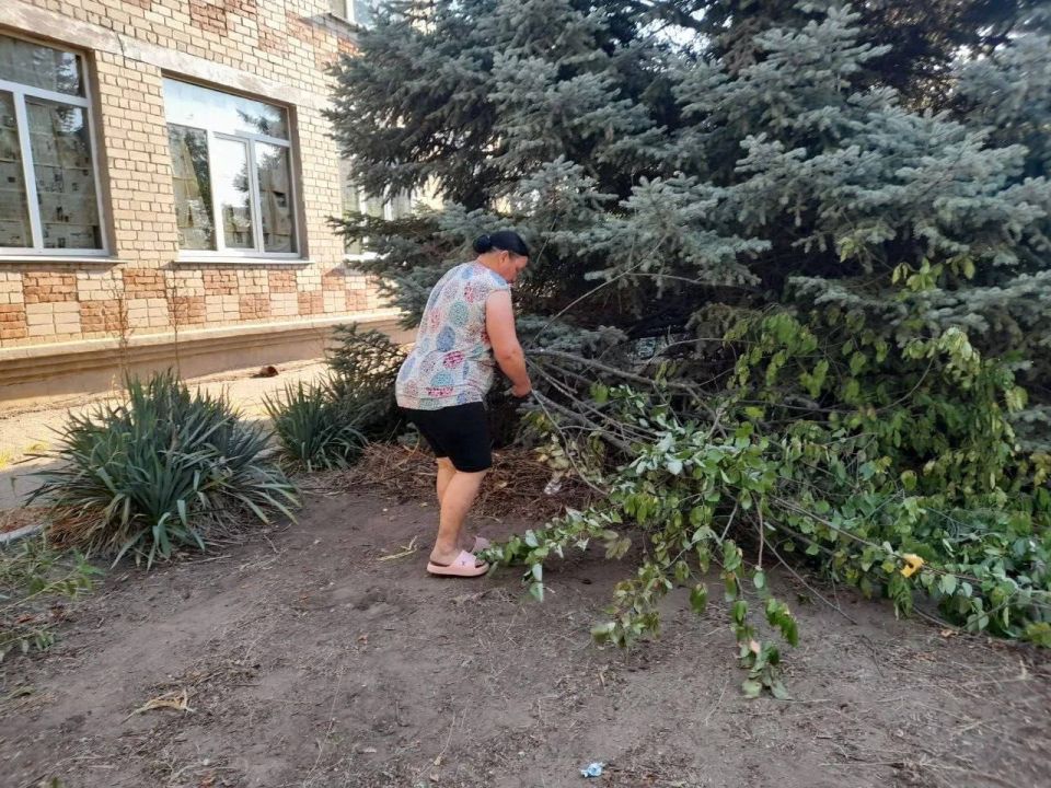 Коммунальщики продолжают наводить порядок во всех населенных пунктах округа!