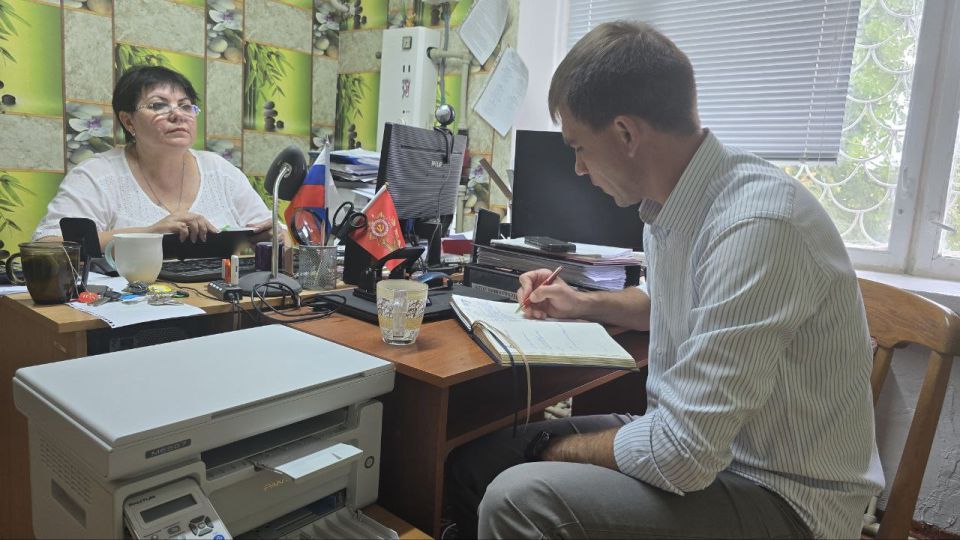 Рамиль Замалетдинов в преддверии нового учебного года посетил Генический строительный колледж, и встретился с заместителем директора Светланой Сезько