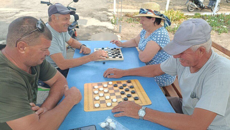 «У нас во дворе» в Каховском округе провели открытый турнир по шашкам