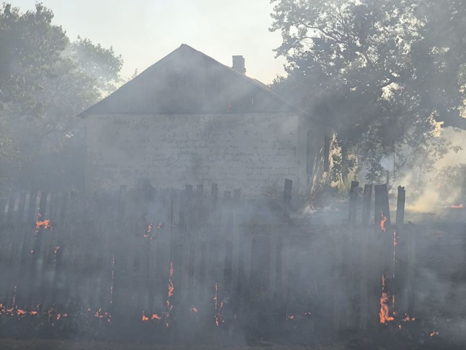 Зафиксировано более пяти атак киевского режима, вызвавших пожары в Алешкинском округе