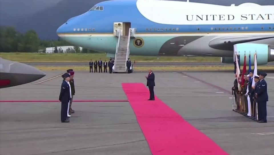 Президенты РФ и США Владимир Путин и Дональд Трамп почти одновременно вышли из своих самолетов и направились друг к другу по красной ковровой дорожке