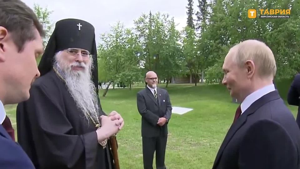 Владимир Путин встретился с Архиепископом Ситкинским и Аляскинским Алексеем и подарил ему икону святого Германа Аляскинского