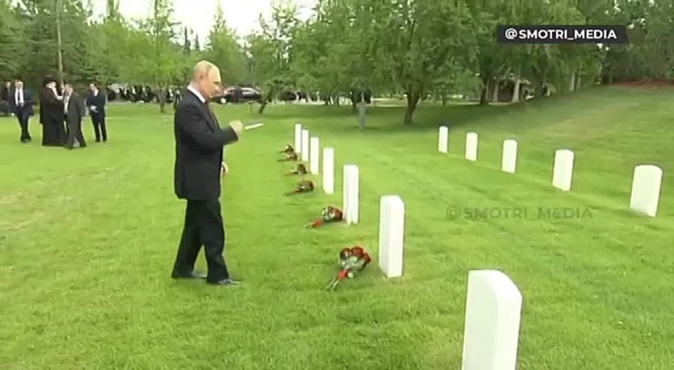 Владимир Путин после встречи с Дональдом Трампом возложил цветы к могилам советских летчиков на Аляске