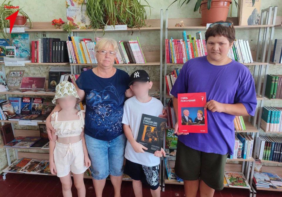 Первые передали «Журнал Первых» в библиотеку Лазурненской школы