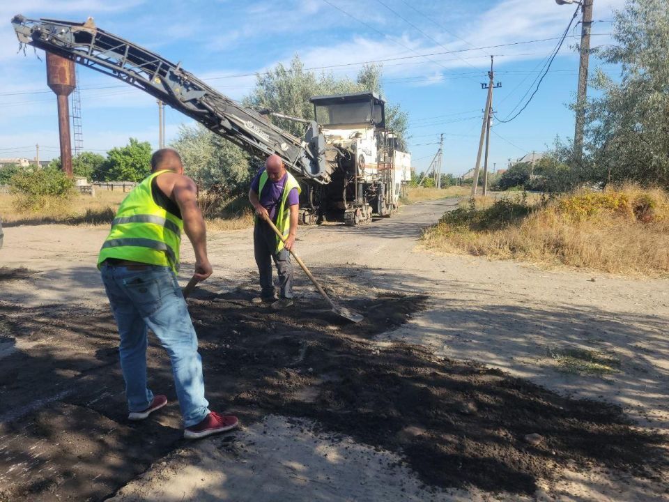 В Лазурном началась реконструкция дорог