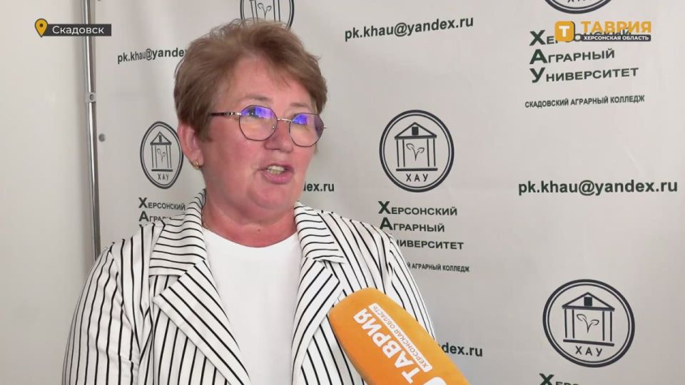 Студенты Херсонского аграрного университета развернули 6-метровый российский триколор