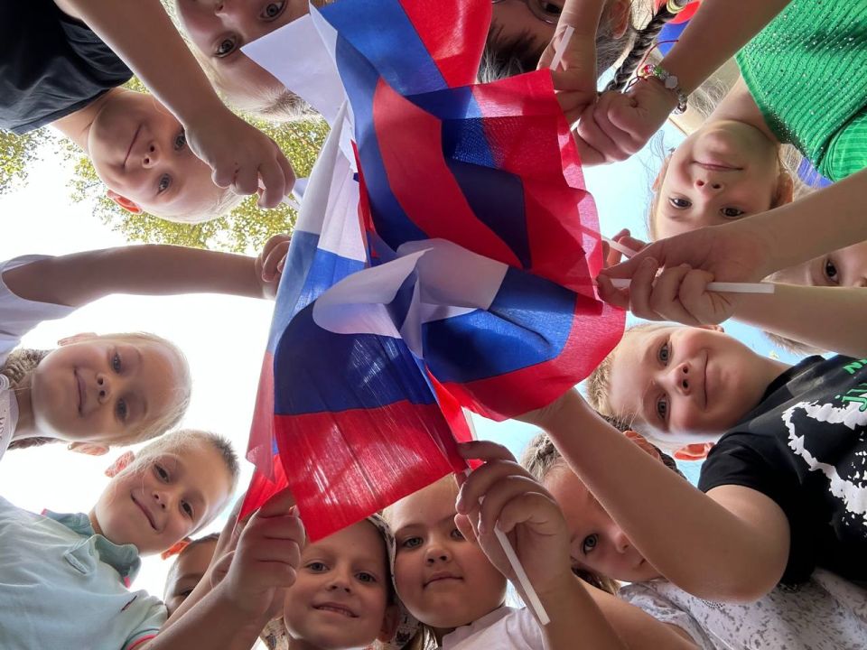 Руслан Хоменко: Молодёжь Алешкинского округа с уважением относится к государственному флагу свой Родины