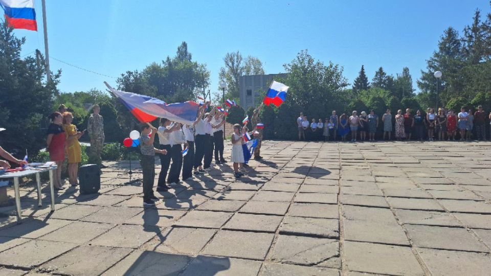 В Новокиевке торжественно отметили День Государственного флага России