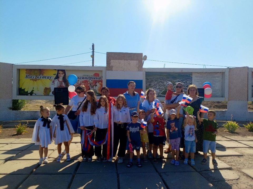 Праздничное мероприятие в Александровке, посвящённое Дню Государственного флага России