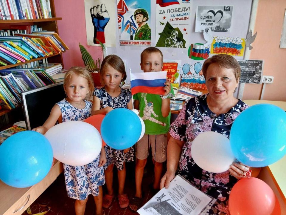 Триколор в сердцах юных патриотов: как библиотеки Каланчакского округа готовились ко Дню Государственного Флага