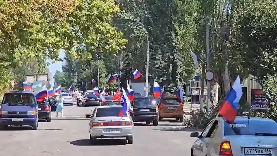 День флага Российской Федерации в Скадовске отметили автопробегом