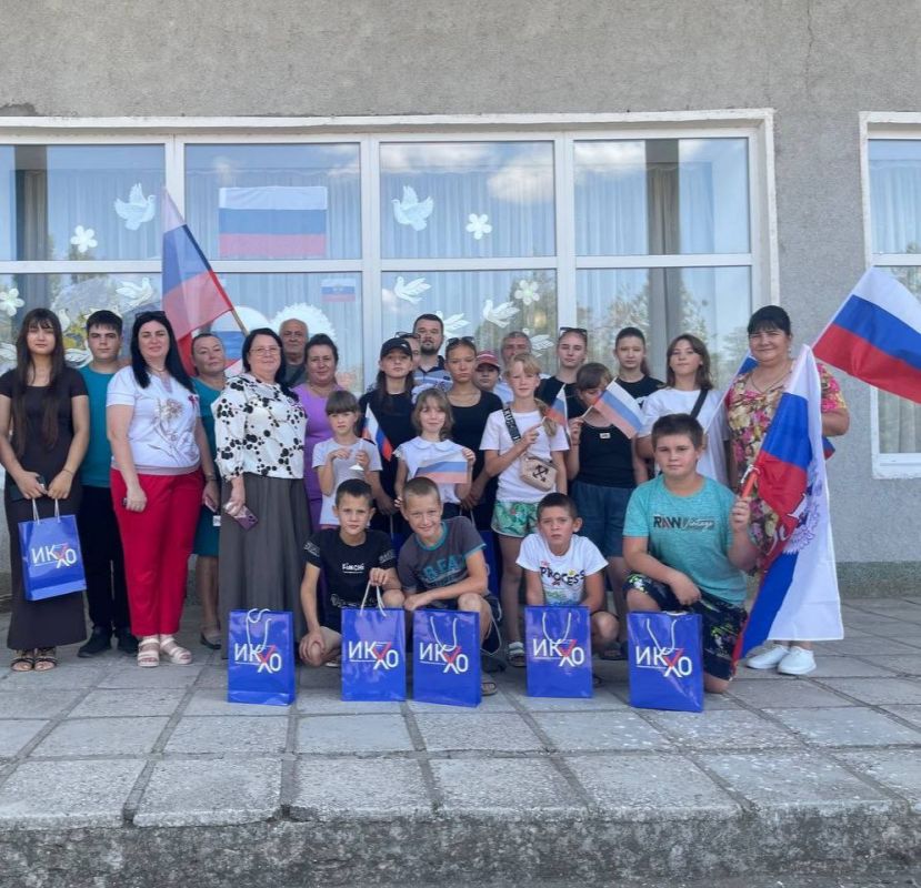 В Нижних Торгаях прошла деловая квест - игра "Три цвета Единства"