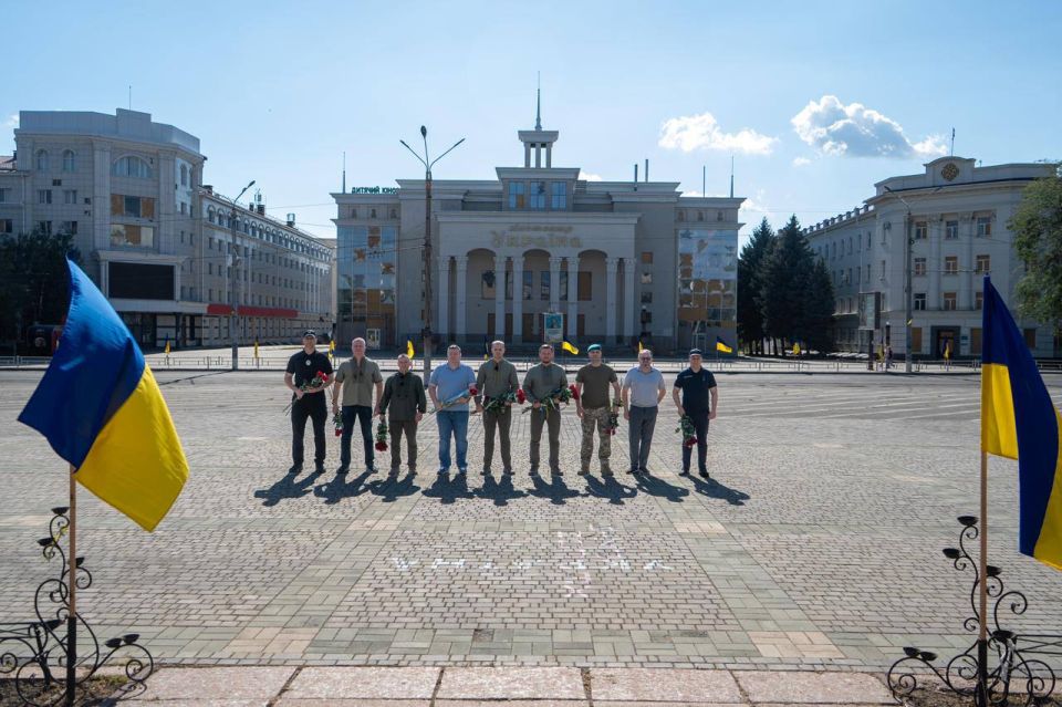 А на том берегу.... Правобережье Херсонщины: дневной обзор новостей *Занимательное фото в честь Дня флага Украины