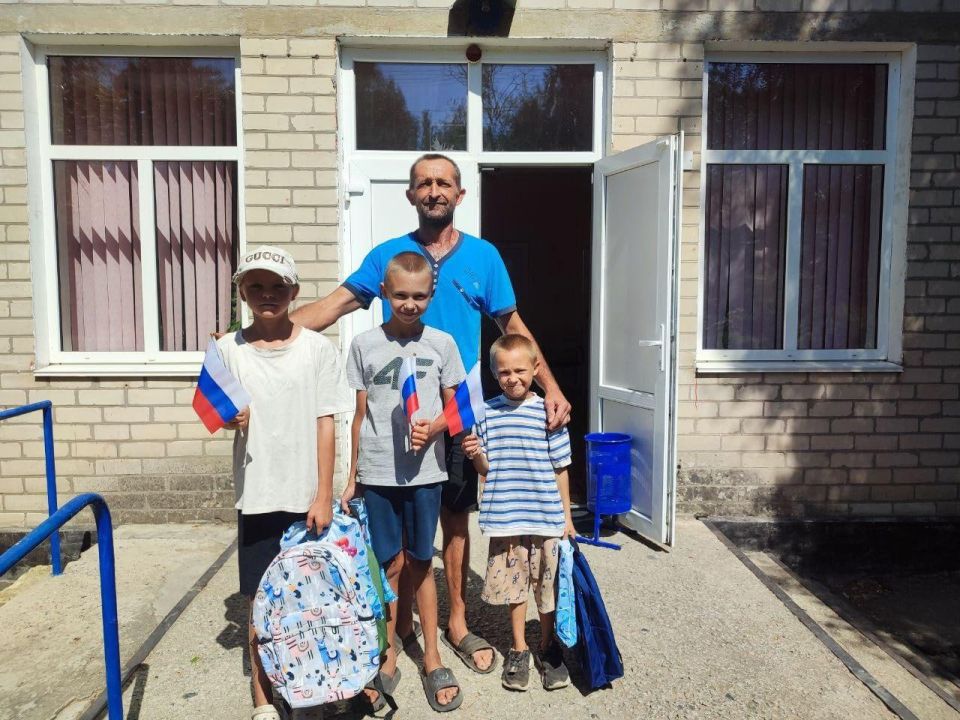 В добрый путь за знаниями! Школьники получили долгожданные рюкзаки