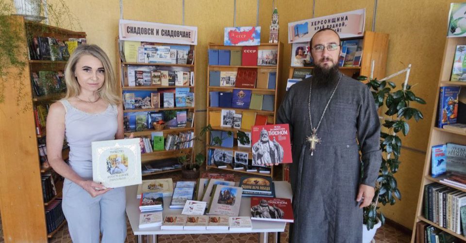 Александр Дудка: Скадовская епархия пополнила книжные фонды муниципальной библиотеки новыми изданиями