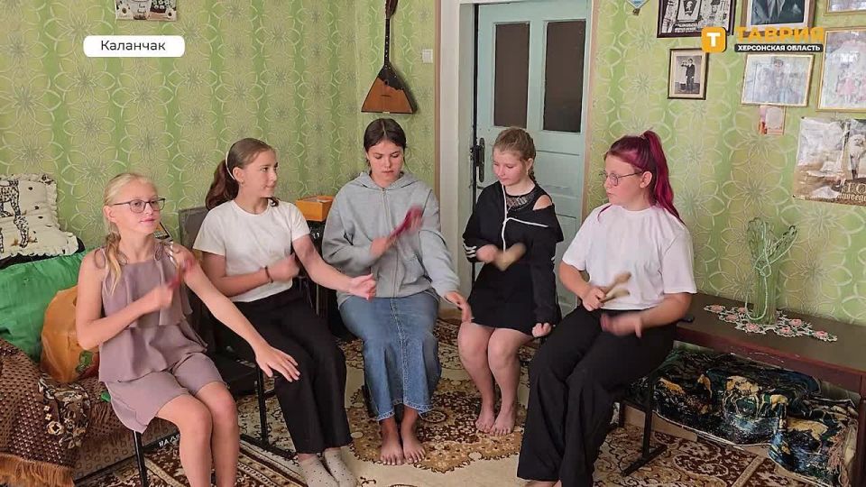 Ансамбль "Привольские ложкари" возрождает фольклорные традиции в Херсонской области