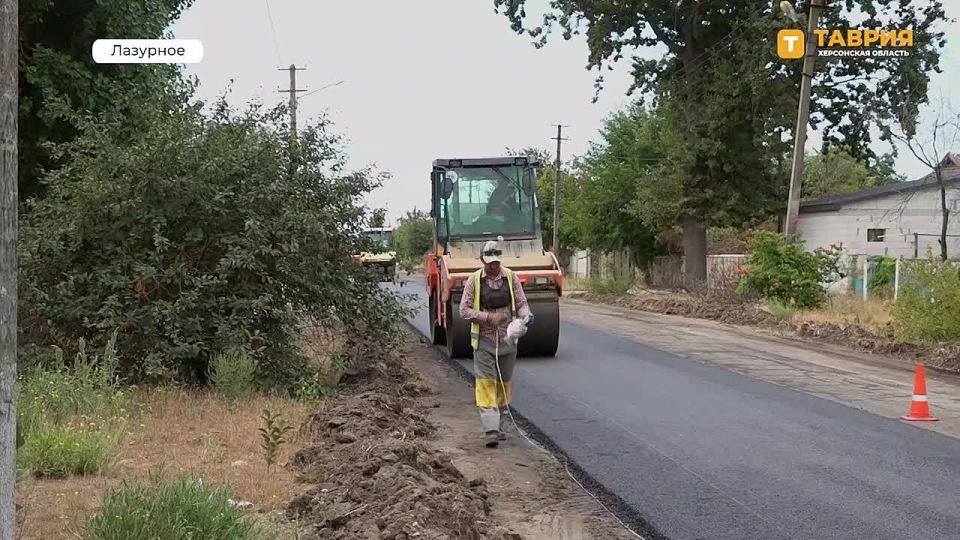 В Лазурном ремонтируют дорожное покрытие на трех улицах