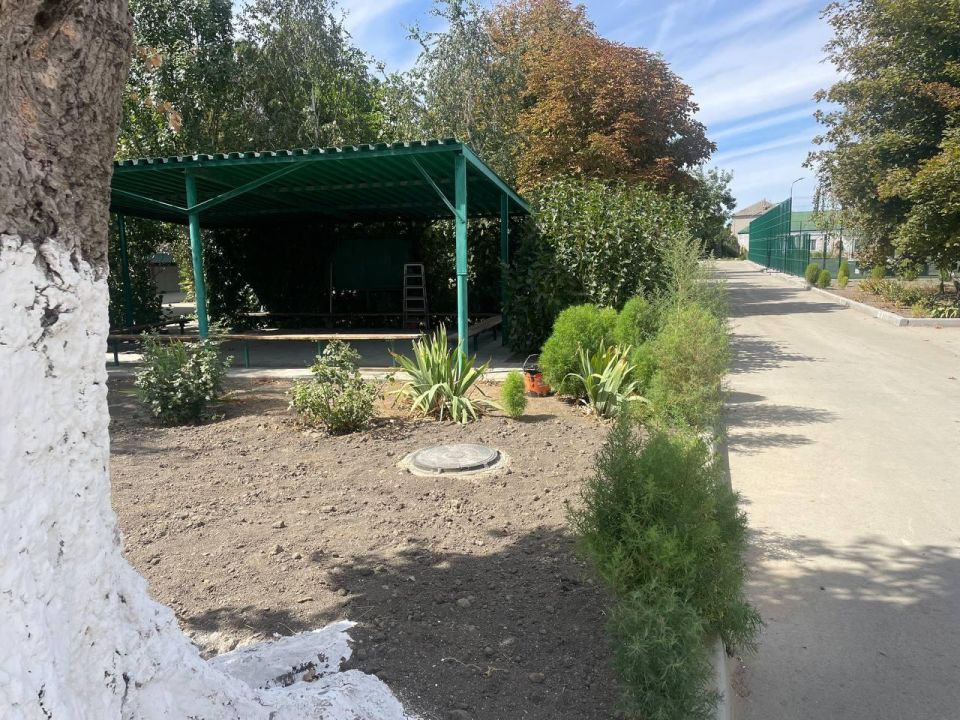 В Геническе завершается благоустройство территории школы N4 в рамках капитального ремонта