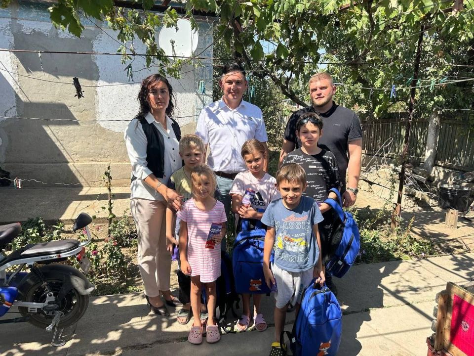 Мордовия подарила многодетной семье из Каланчакского округа новые школьные рюкзаки