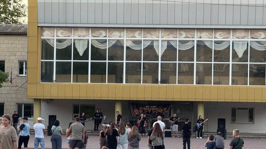 Рок-концерт и ярмарка. В Новотроицком прошел вечер «Русские огни»