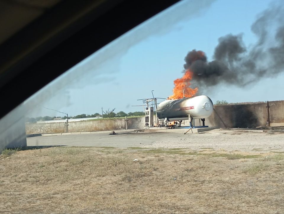 Руслан Хоменко: В 11:30 Алешкинский МО подвергся атаке артиллерийскими снарядами со стороны вооруженных формирований Украины по мирному населению
