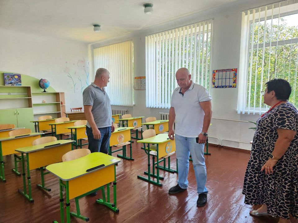 В Ольгино Горностаевского округа представители «Единой России»провели «Родительскую приемку» и вручили портфели маленьким участникам акции «Собери ребёнка в школу»