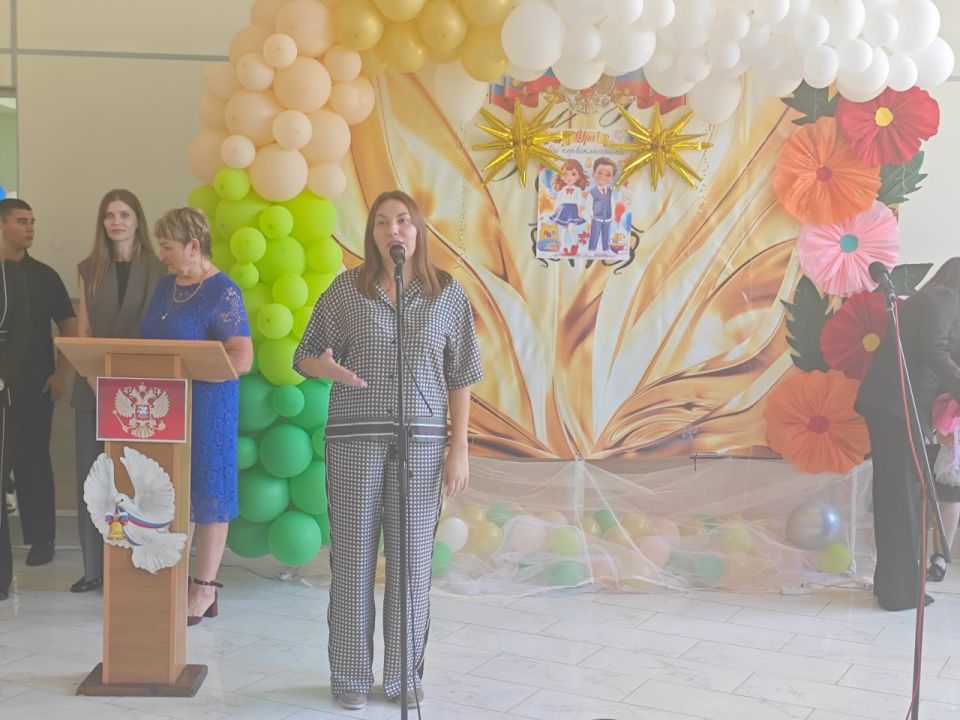 Сегодня в школах Новотроицкого округа, как и по всей стране, прошли торжественные линейки