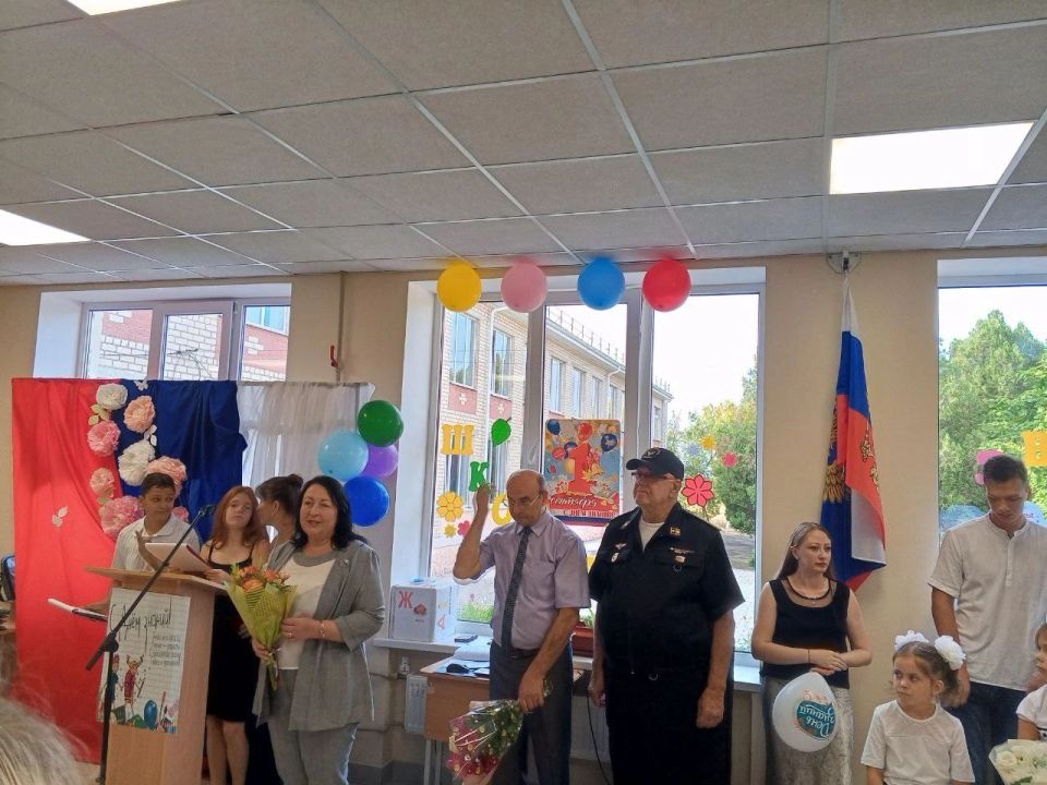 1 сентября 2025 года в Лазурненской школе состоялась традиционная торжественная линейка, посвященная Дню знаний