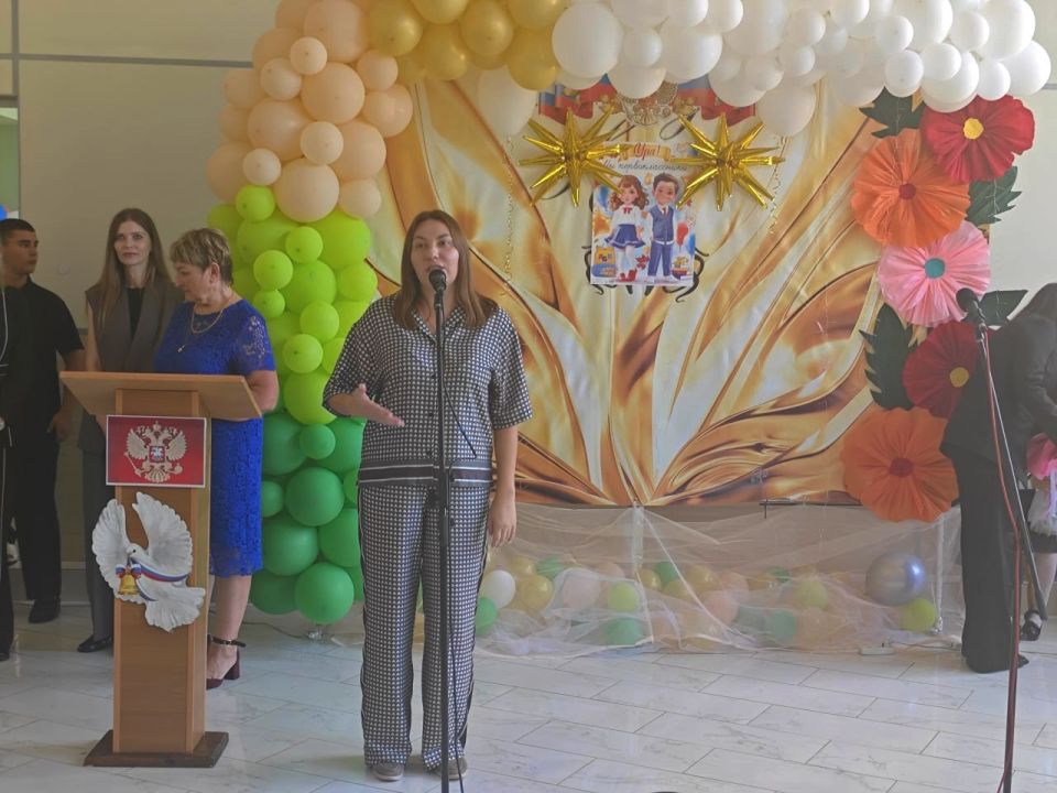 Евгения Кузьменко: Сегодня посетила Новотроицкую школу №1 и с большим удовольствием поздравила ребят, учителей и родителей с Днем знаний! Приятно видеть светящиеся глаза первоклашек, только начинающих свой образовательный...