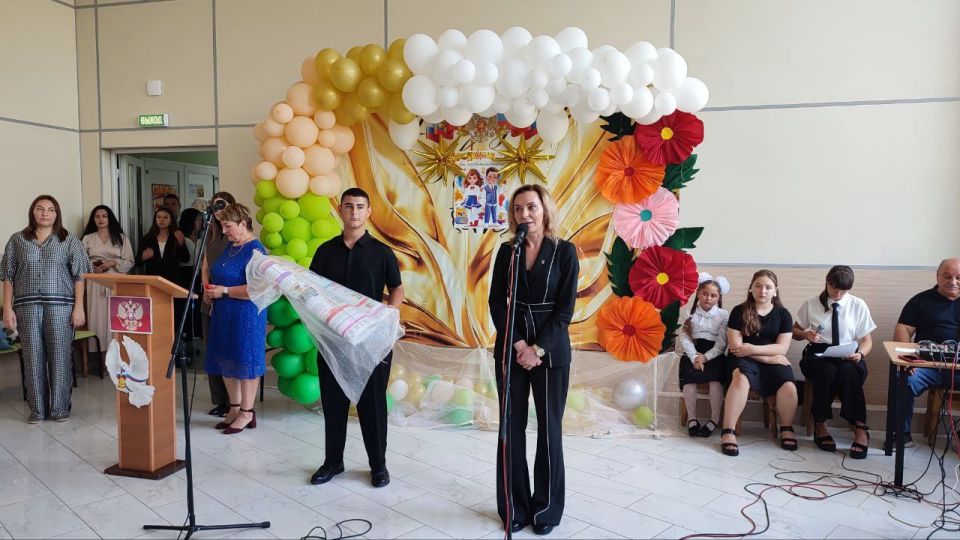 Ольга Осипенко: В праздничный день начала нового учебного года подарила Новотроицкой школе №1 16-метровую карту России