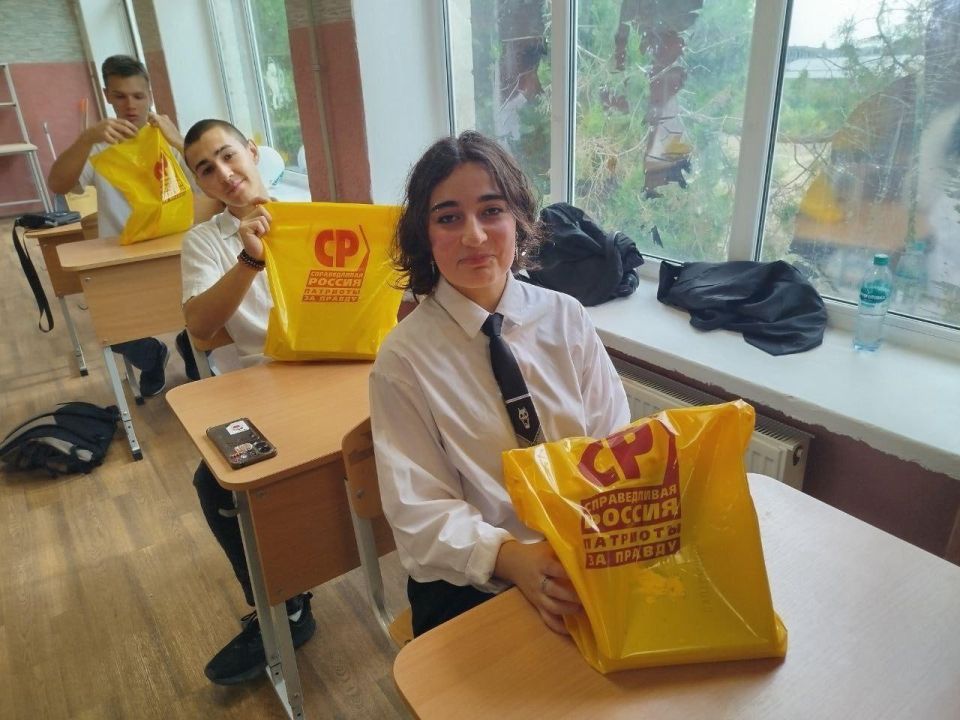 "Справедливая Россия" поздравила детей Лазурного с началом учебного года