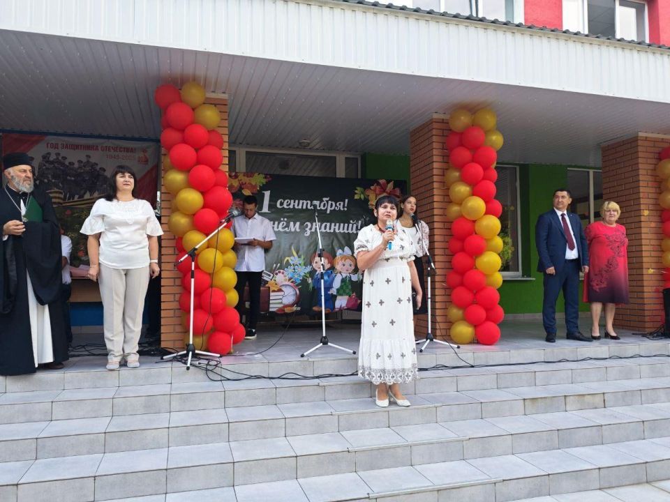 Торжественная линейка ко Дню знаний в Каланчакской школе № 1