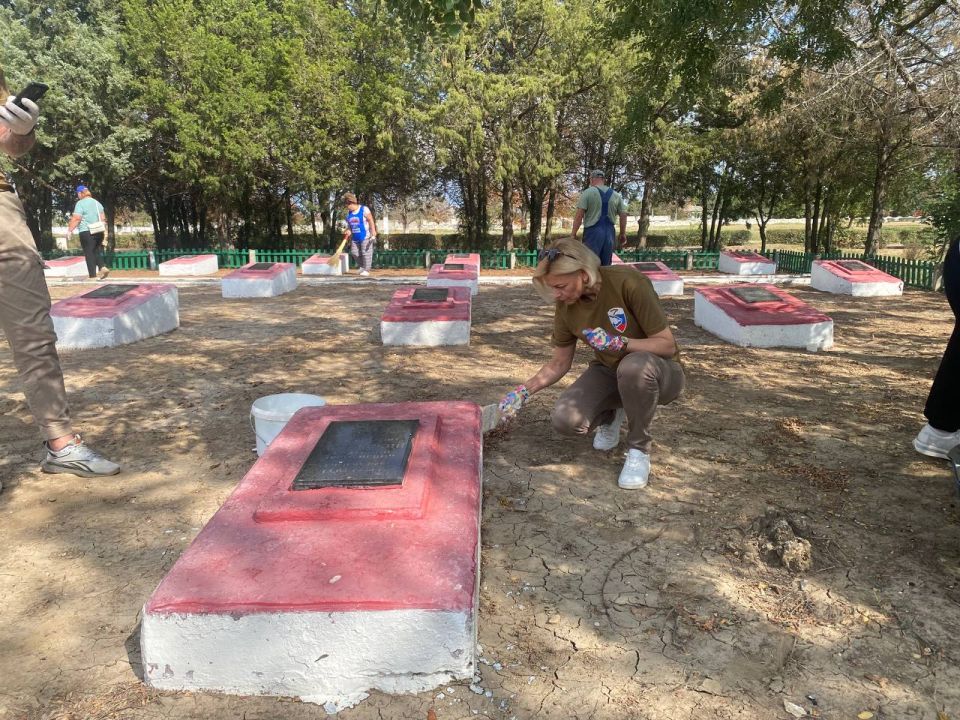 «Единая Россия» провела субботники по наведению порядка на памятниках защитникам Отечества ко Дню окончания Второй мировой войны