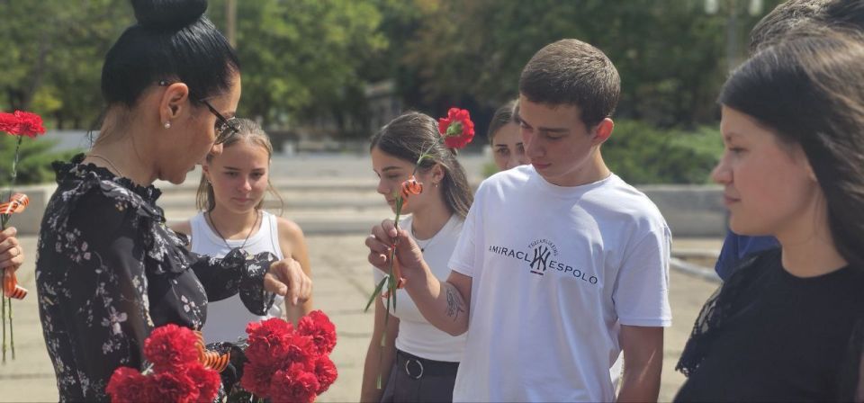 В возложении цветов ко Дню победы над милитаристской Японией и окончания Второй Мировой войны приняли участие депутаты от «Единой России» и активисты партии