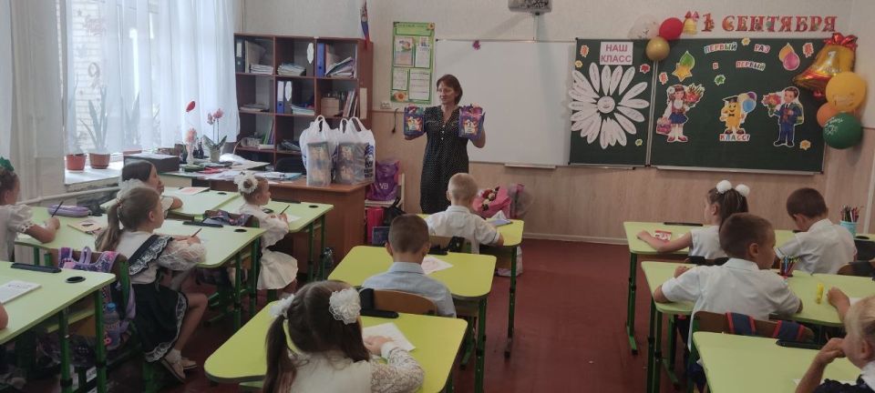 Депутат Херсонской областной Думы Энвер Абдураимов организовал сладкие подарки ко Дню знаний для школьников Херсонской области