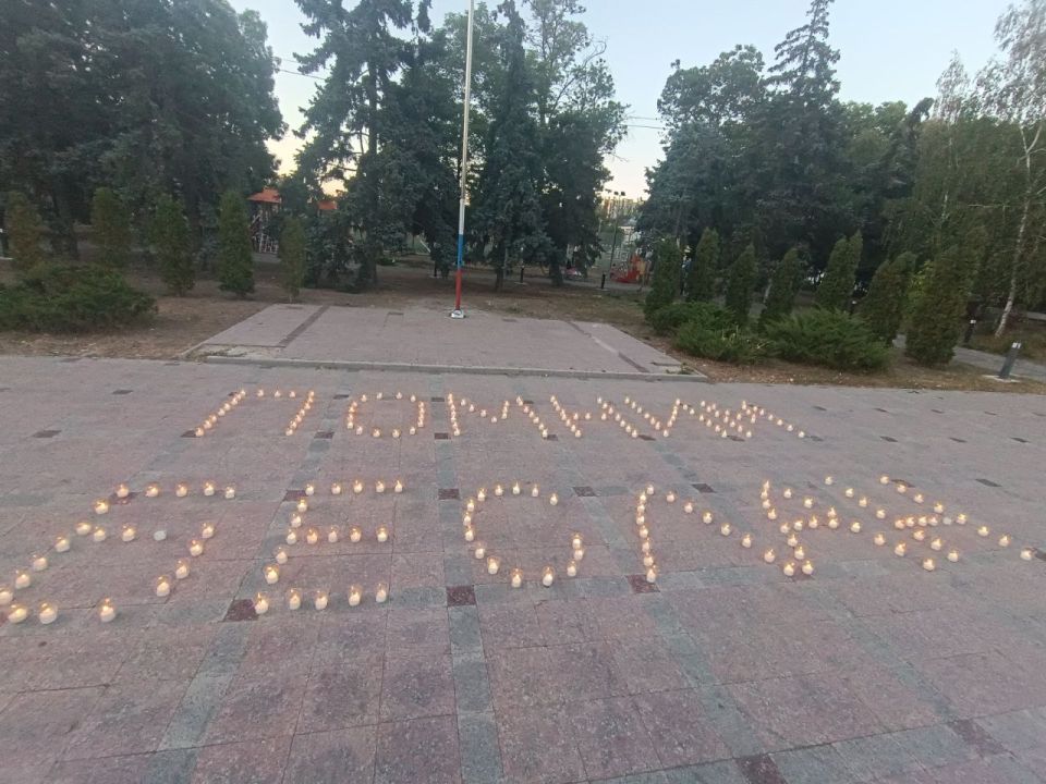 В Скадовске зажгли свечи в память о жертвах терроризма