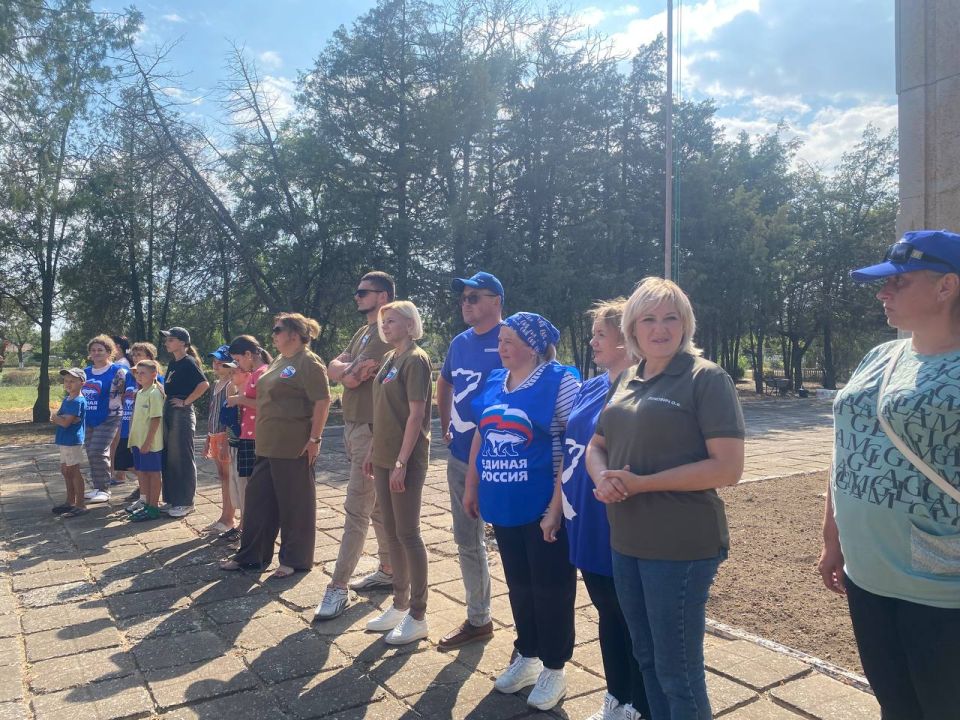 Более 50 жителей Чаплинского округа вышли на субботник, чтобы привести в порядок Аллею Славы