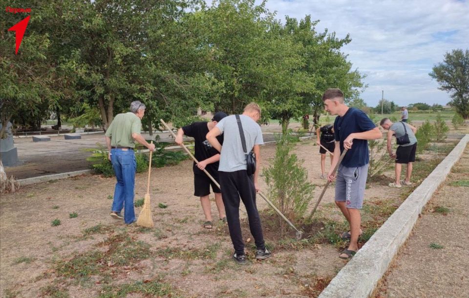Первые Новопокровской школы убрали территорию возле мемориала ВОВ