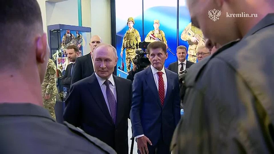 Президент России Владимир Путин во Владивостоке побеседовал с курсантами Центра военно-спортивной подготовки и патриотического воспитания молодёжи «Воин»