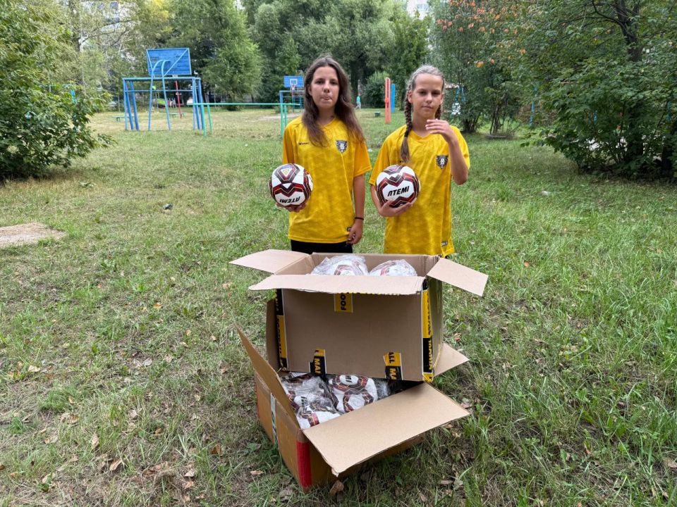 Ульяновцы передали спортивное снаряжение юным футболисткам из Чаплынского муниципального округа